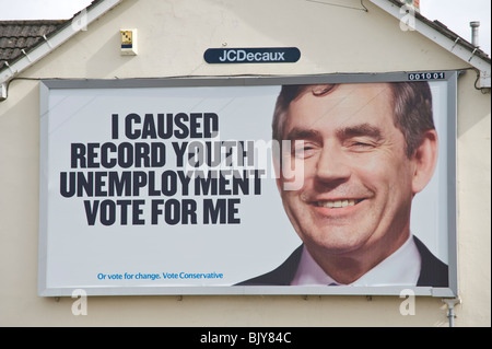 Conservative Party 2010 Parlamentswahlen Plakatwand mit Gordon Brown am JCDecaux Standort am Ende des Reihenhaus in Newport South Wales UK
