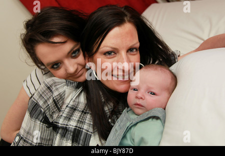 Mutter, Tochter im Teenageralter und 5 Wochen alten Baby boy Stockfoto