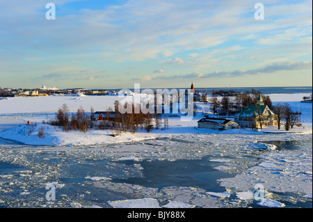 Eisige Ostsee in Katajanokka Helsinki mit finnischen Häuser auf Valkosaari und Luoto Inseln Stockfoto