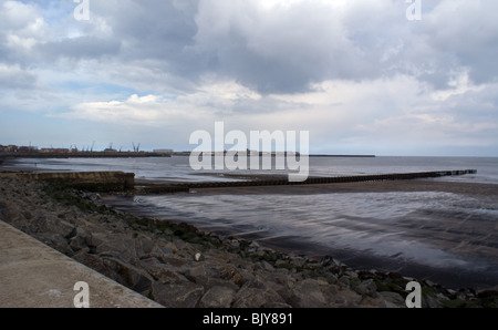 Meer KOHLE GEWASCHEN AUF Seaton Carew HARTLEPOOL STRAND NEBEN DEM ALTEN SEWER OUTLET mit der LANDSPITZE IM HINTERGRUND Stockfoto