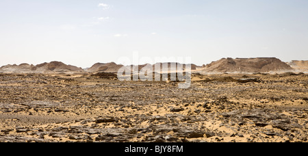 Panorama-Aufnahme der Wüstenboden und felsigen Hügeln auf dem Weg zum Gilf Kebir Bereich, westliche Wüste Ägyptens Stockfoto