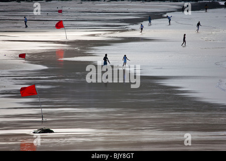 Roten Warnflaggen am Strand von St Ives Cornwall Stockfoto