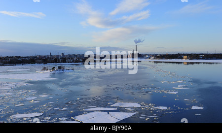 Eisige Ostsee rund um Helsinki mit finnischen Häuser auf Inseln Stockfoto