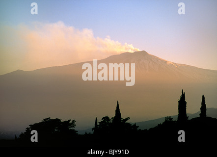Montieren Sie Mt Ätna, Sizilien, Italien. Das Aktivrauchen Vulkans Gipfel Spitzberg gesehen von Taormina Stockfoto