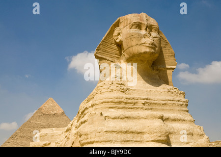 Die große Sphinx von Gizeh, gesehen aus dem Sphinx-Gehäuse mit der Chephren-Pyramide im Hintergrund, Kairo, Ägypten Stockfoto