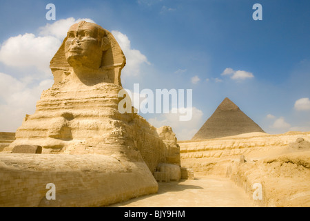 Die große Sphinx von Gizeh, gesehen aus dem Sphinx-Gehäuse mit der Chephren-Pyramide im Hintergrund, Kairo, Ägypten Stockfoto