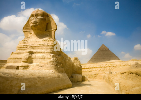Die große Sphinx von Gizeh, gesehen aus dem Sphinx-Gehäuse mit der Chephren-Pyramide im Hintergrund, Kairo, Ägypten Stockfoto