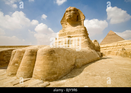 Die große Sphinx von Gizeh, gesehen aus dem Sphinx-Gehäuse mit der Chephren-Pyramide im Hintergrund, Kairo, Ägypten Stockfoto