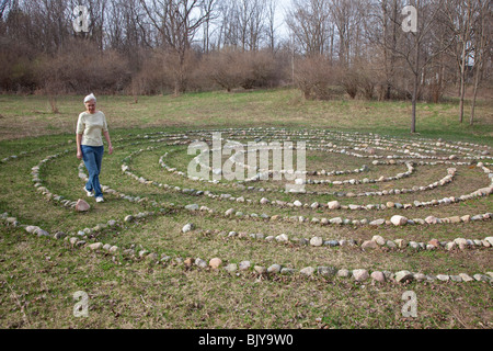 Frau geht in Meditation-Labyrinth Stockfoto