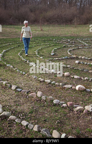 Frau geht in Meditation-Labyrinth Stockfoto