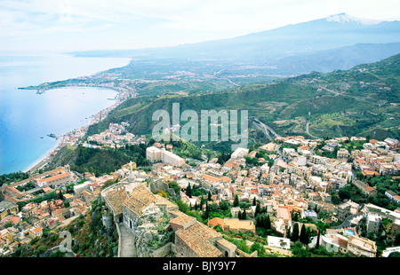 Taormina, Sizilien. Mit Blick auf die Kirche der Madonna des Felsens nach Naxos auf die Bucht von Naxos mit Ätna hinter. Italien Stockfoto