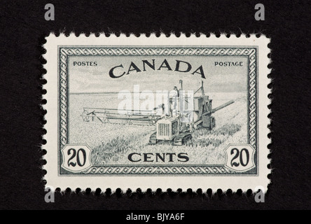 Briefmarke aus Kanada, die Darstellung eines Mähdreschers. Stockfoto