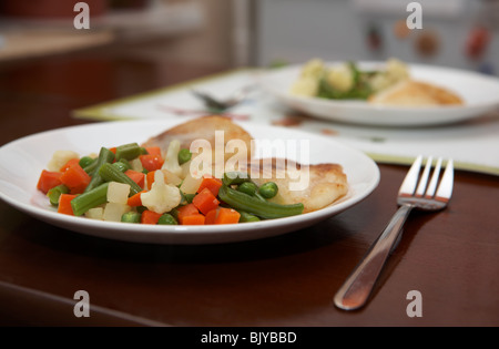 Teller mit gegrilltem Gemüse mit Fisch - Tisch serviert gefeuert Stockfoto