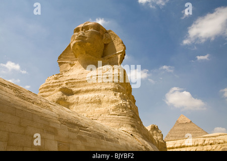 Die große Sphinx von Gizeh, gesehen aus dem Sphinx-Gehäuse mit der Chephren-Pyramide im Hintergrund, Kairo, Ägypten Stockfoto