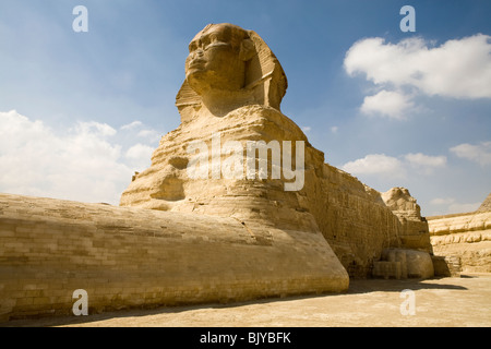 Die große Sphinx von Gizeh, gesehen aus dem Sphinx-Gehäuse mit Pyramide des Cheops im Hintergrund, Kairo, Ägypten Stockfoto