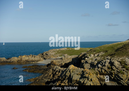 Schären-Leuchtturm von Porth Tywyn Mawr und Holyhead Bucht von Küsten-Wanderweg Nord Küste von Anglesey, Nordwales Stockfoto