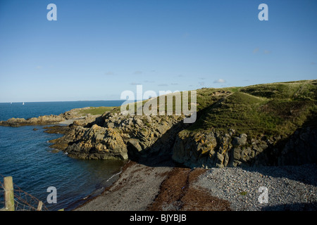 Schären-Leuchtturm von Porth Tywyn Mawr und Holyhead Bucht von Küsten-Wanderweg Nord Küste von Anglesey, Nordwales Stockfoto