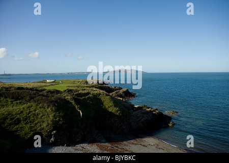 Holyhead Island von Porth Tywyn Mawr und Holyhead Bucht von Küsten-Wanderweg Nord Küste von Anglesey, Nordwales Stockfoto