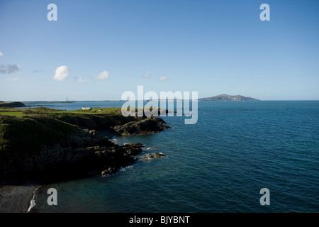 Holyhead Island von Porth Tywyn Mawr und Holyhead Bucht von Küsten-Wanderweg Nord Küste von Anglesey, Nordwales Stockfoto