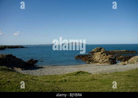 Holyhead Island von Porth Tywyn Mawr und Holyhead Bucht von Küsten-Wanderweg Nord Küste von Anglesey, Nordwales Stockfoto