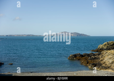 Holyhead Island von Porth Tywyn Mawr und Holyhead Bucht von Küsten-Wanderweg Nord Küste von Anglesey, Nordwales Stockfoto