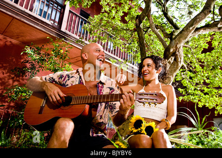 Hispanische paar spielen Musik und Spaß im freien Stockfoto