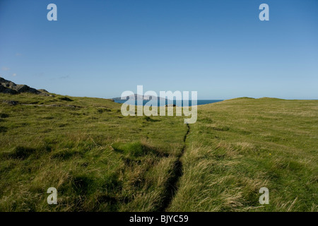 Holyhead Island von Porth Tywyn Mawr und Holyhead Bucht von Küsten-Wanderweg Nord Küste von Anglesey, Nordwales Stockfoto