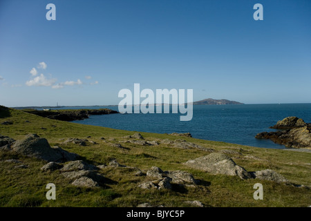 Holyhead Island von Porth Tywyn Mawr und Holyhead Bucht von Küsten-Wanderweg Nord Küste von Anglesey, Nordwales Stockfoto