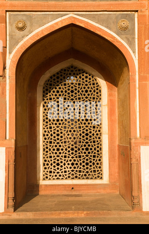 Ein Gitter Jali-Fenster an Humayuns Grab in Delhi, Indien. Stockfoto