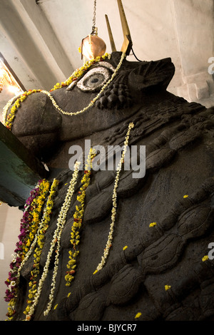 Bekränzt Granitstatue sechzehnten Jahrhundert Nandi im daraus Bull Tempel in Bangalore, Indien. Stockfoto