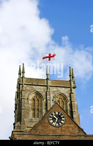 Die Flagge von St. George fliegt hoch über einer englischen Stadt am 23. April Tag der Schutzpatron von England Stockfoto