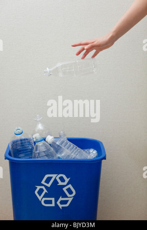 Hand einer Frau werfen Leere Plastikflasche in recycling-box Stockfoto