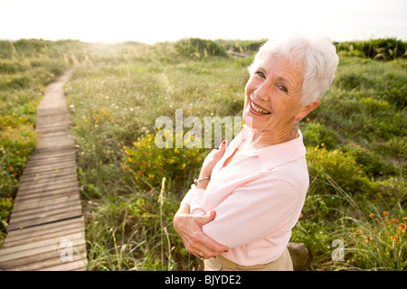 Porträt von lächelnden senior Frau stand im freien Stockfoto