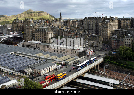 Waverley Railway Station, Waverley Bridge, North Bridge & Arthurs Seat gesehen von Scott Monument, Edinburgh, Schottland Stockfoto