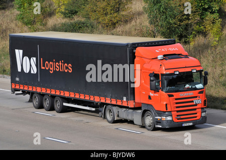 Vos Logistics ein niederländisches Transportunternehmen Scania R420 Lastkraftwagen Antriebseinheit leicht zugänglicher Vorhang Schieber Anhänger fährt auf der britischen Autobahn M25 Stockfoto