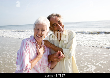 Porträt von senior Hochzeitspaar am Strand Stockfoto