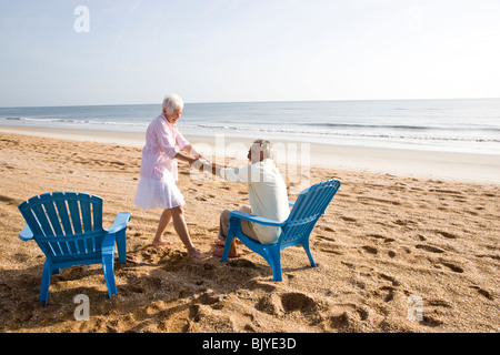 Älteres Paar Spaß verbringen Zeit am Strand Stockfoto