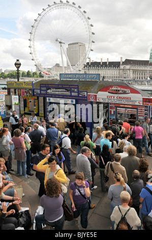 Touristen aller Kassen für Themse tour Bootsfahrten vom Westminster Pier Stockfoto