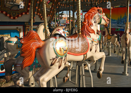 Reiten auf einem Karussell auf einem Jahrmarkt Stockfoto