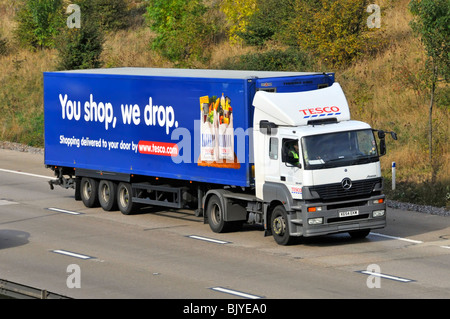 Lkw-Supermarkt Lebensmittel Supply Chain Store ein Lieferservice Lkw Lkw mit Anhänger Werbung Tesco essen Business fahren Auf de Autobahn Stockfoto