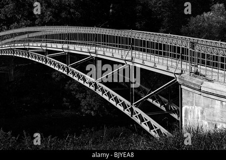 Fußgängerbrücke in der Nähe von Schloss Elisabethenburg in der historischen Stadt Meiningen Stockfoto