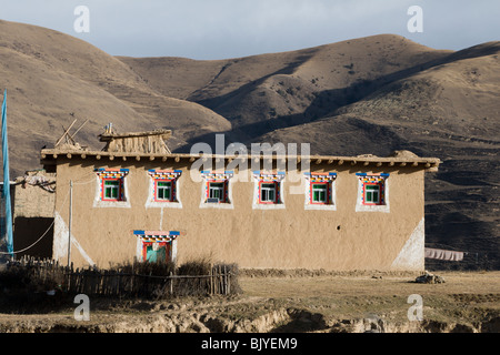 Schlamm-errichtete Häuser in einem tibetischen Dorf in Aba in China. Stockfoto