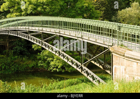 Fußgängerbrücke in der Nähe von Schloss Elisabethenburg in der historischen Stadt Meiningen Stockfoto