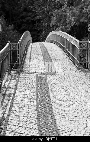 Fußgängerbrücke in der Nähe von Schloss Elisabethenburg in der historischen Stadt Meiningen Stockfoto