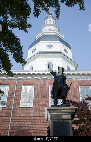 Eine Statue von Baron De Kalb sitzt vor der Maryland State House in Annapolis. Stockfoto