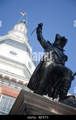 Eine Statue von Baron De Kalb sitzt vor der Maryland State House in Annapolis. Stockfoto