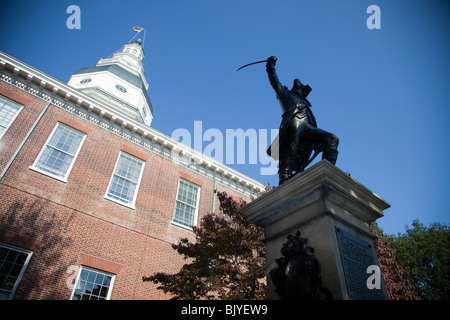 Eine Statue von Baron De Kalb sitzt vor der Maryland State House in Annapolis. Stockfoto