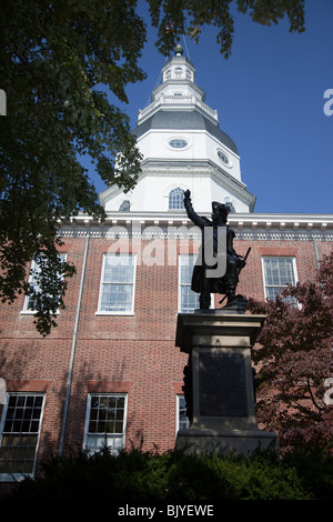 Eine Statue von Baron De Kalb sitzt vor der Maryland State House in Annapolis. Stockfoto