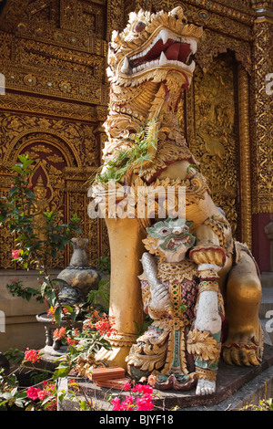 Die Naga, ein Thai Sympathieträger erscheint als eine Schlange oder Cobra außerhalb der Wat Chettawan, Chiang Mai Thailand Stockfoto