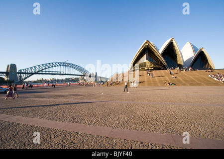 Sydney Opera House und Harbour Bridge mit plaza Stockfoto